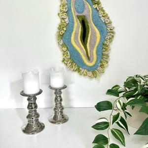 Tuftet kone som vægophæng – håndlavet i uld  – produktbillede