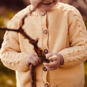 Twist a sleeve cardigan - Strikkeopskrift (dansk PDF) – produktbillede