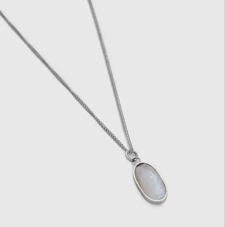 Sølvhalskæde med ovalt vedhæng i perlemorslignende sten. (3)