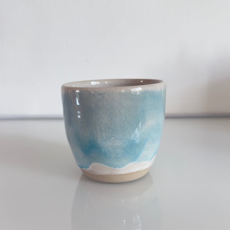 Kop uden hank lyseblå og hvid