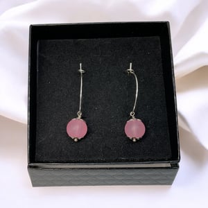 Lyserød øreringe  – produktbillede