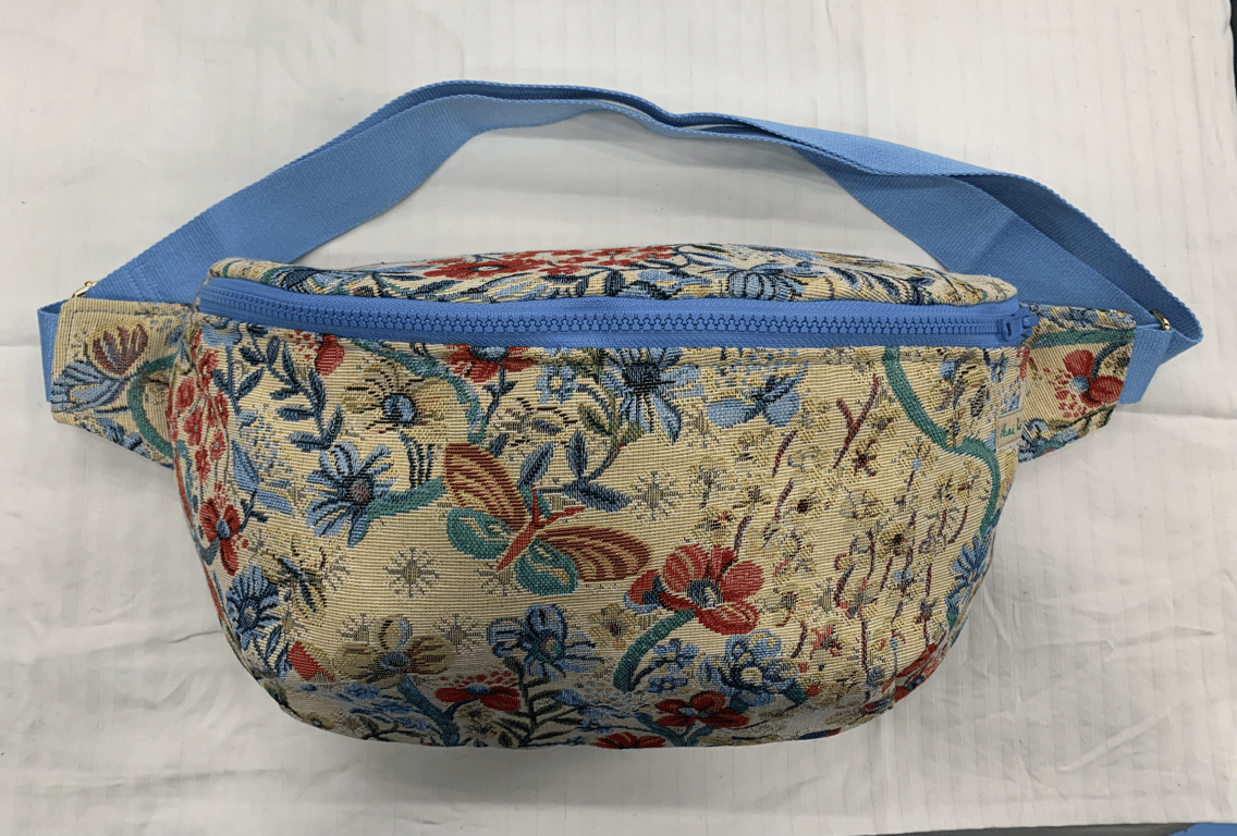Bæltetaske i gobelin med lyseblå blomster