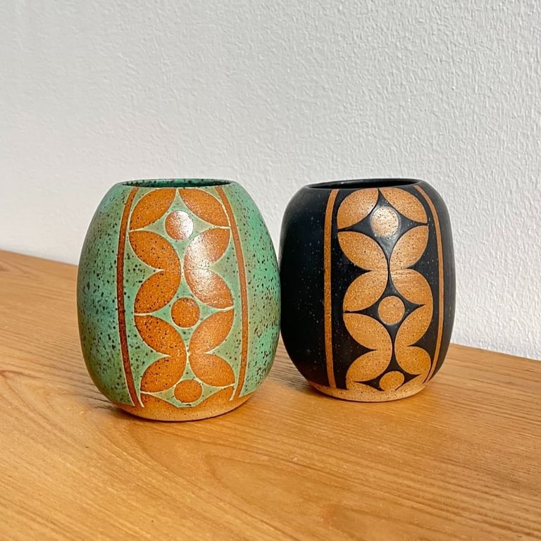 Sort vase m. mønster