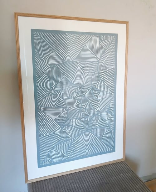 50x70cm, dueblå papercut, indrammet 