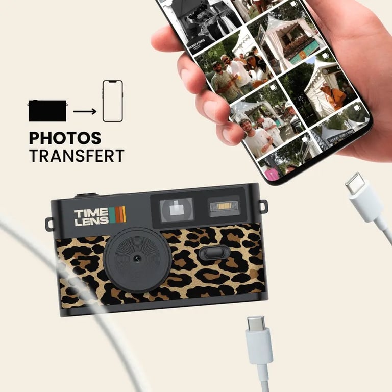 Analogt kamera med leopardprint, der overfører fotos til en smartphone via kabler, med teksten "Photos Transfert" på dansk.