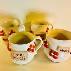 Krus med tekst - Hurra, fødselsdagskrus – produktbillede