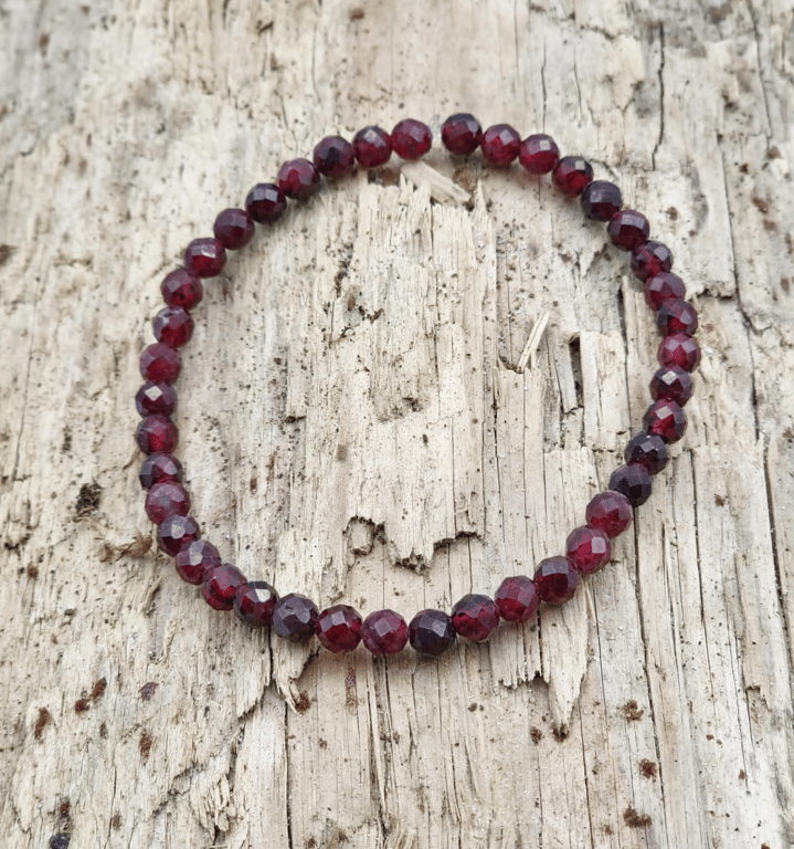 Vinrødt granat armbånd.