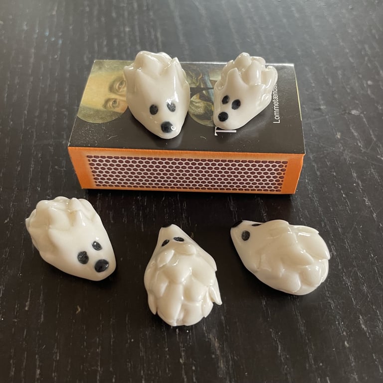 Lommesvin i porcelæn, sort næse