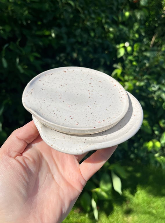 Spoon rest, hvid med prikker