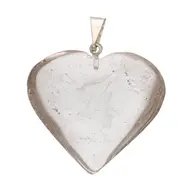 Vedhæng i form af et hjerte lavet af klart krystalgennemsigtigt materiale med små indre inklusioner. (2)