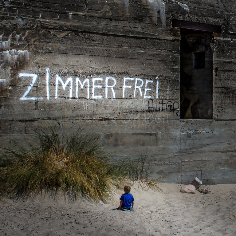 Udsigt til en gammel bunker i Skagen en smuk sommerdag