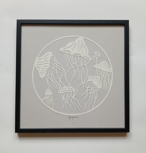 30x30cm papercut, perlegrå, indrammet