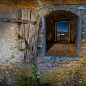 Forfalden stald på Lolland en smuk sommerdag – produktbillede