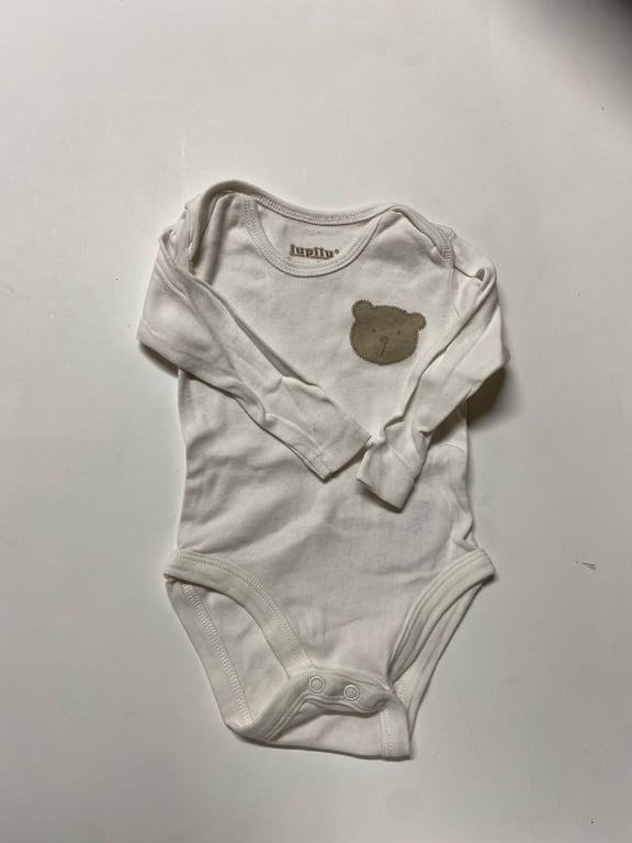Hvid langærmet babybody med lille broderet bamse på brystet.