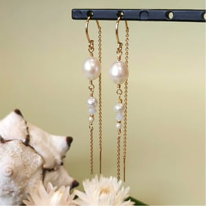 Guldlok øreringe - ferskvandsperler – produktbillede