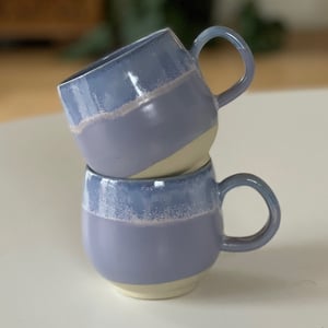 Buttet kop, lilla / cremehvid – produktbillede