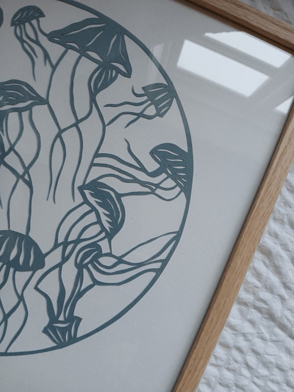 Gople nr 67 - 30x30cm dueblå papercut, indrammet (3)