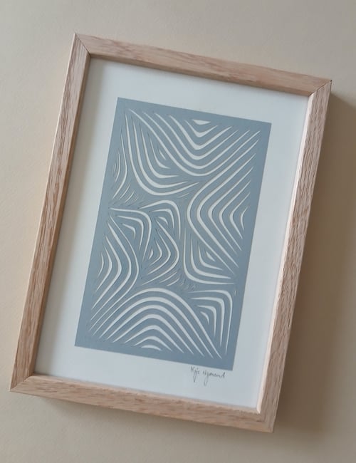 A5 papercut, dueblå, indrammet 