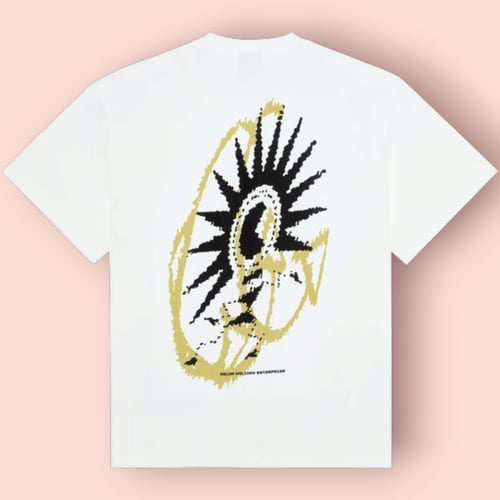 Hvid T-shirt med abstrakt sort og gul grafisk tryk på ryggen. (1)