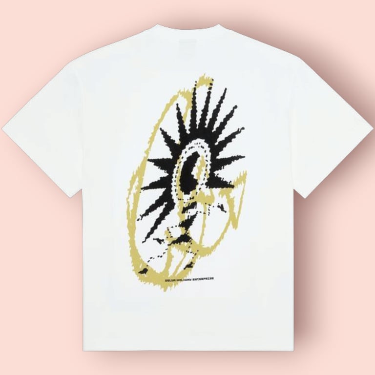 Hvid T-shirt med abstrakt sort og gul grafisk tryk på ryggen.