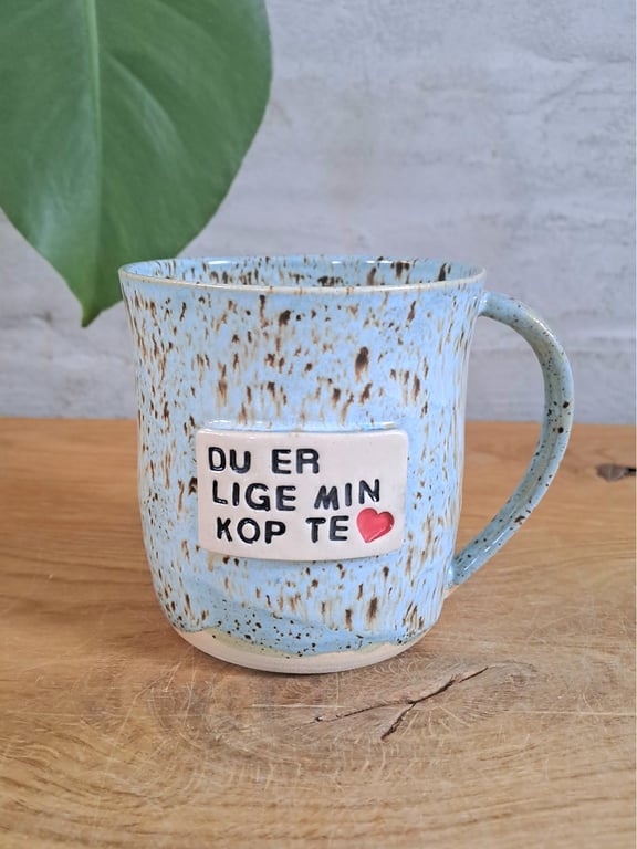 Tekstkoppen med sløjfe kan indeholde 400 ml.