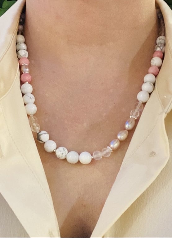 Bjergkrystal og Howlit halskæde billede 2