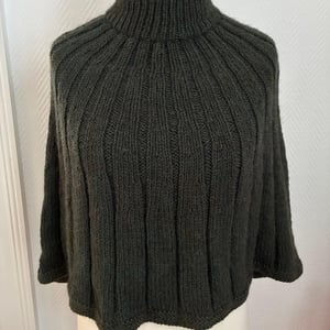 Digital opskrift: Loving Lissi kort poncho – produktbillede