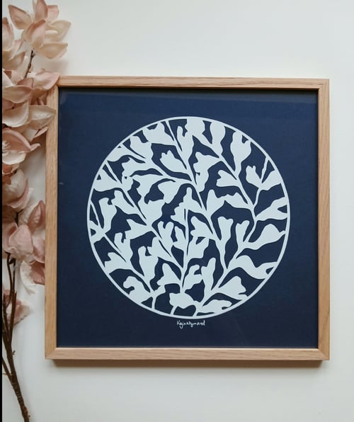 30x30cm papercut, hvid, blå, Indrammet (3)