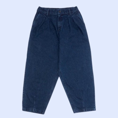 Mørkeblå denim bukser med vidde og høj talje lagt fladt på lyseblå baggrund. (2)