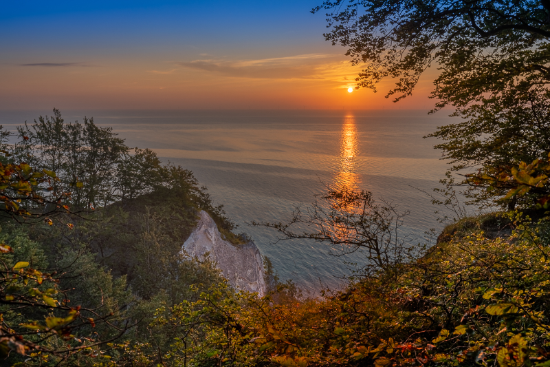 Solopgang over Møns klint en smuk sommermorgen