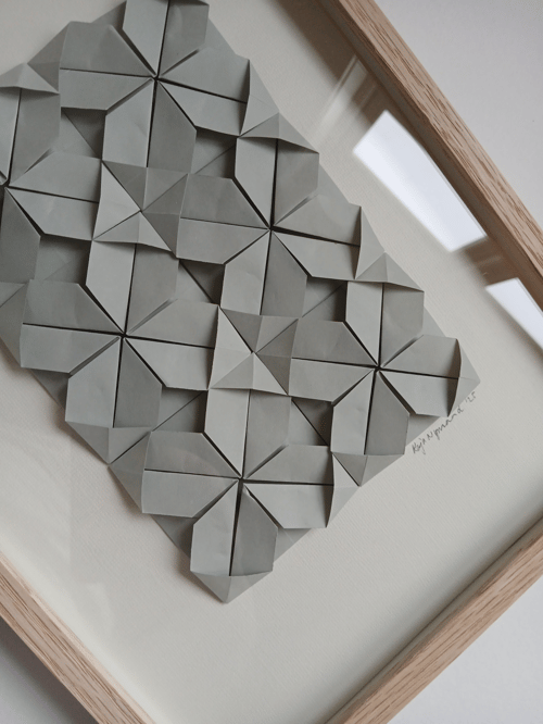 A4 foldet papirværk, perlegrå, indrammet 