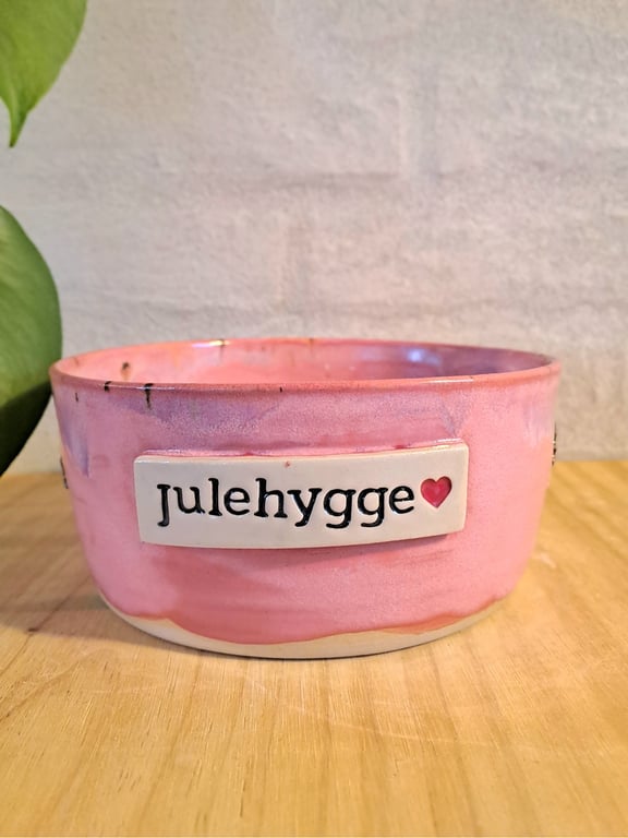 Julehyggeskålen er 17 cm i diameter og 7,5 cm høj