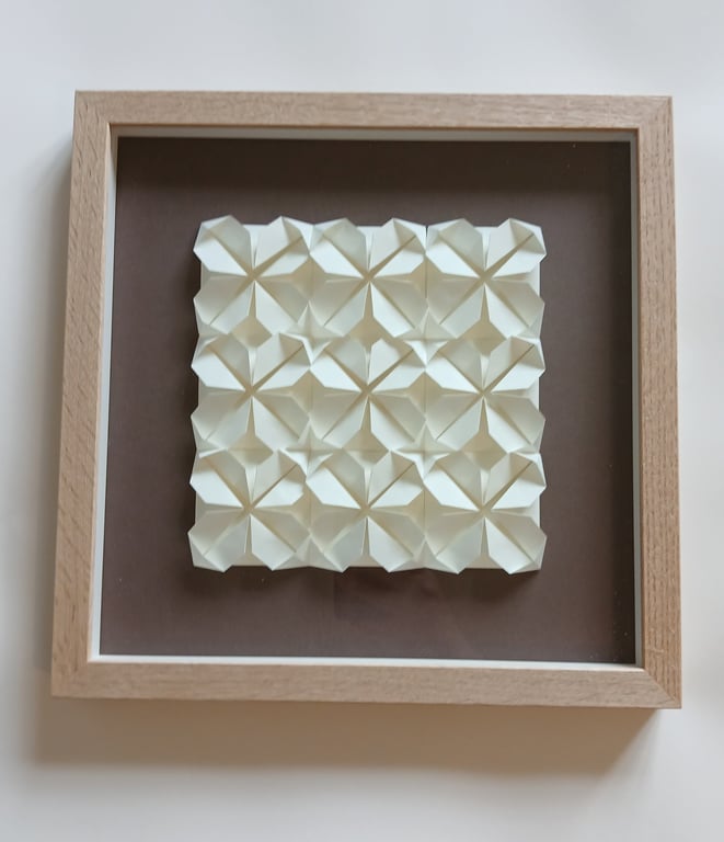 30x30cm foldet papirværk, støvet brun, indrammet  (2)