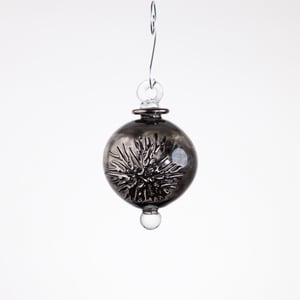 JULEKUGLE DESIGN 1014 SMOKE MED HVIDGULD – produktbillede