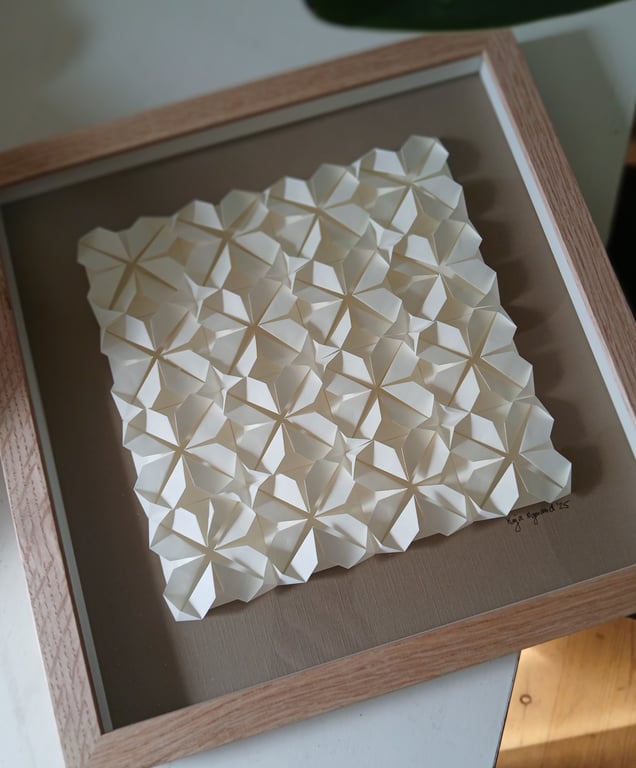 30x30cm, Foldet papirværk. beige, indrammet  billede 3