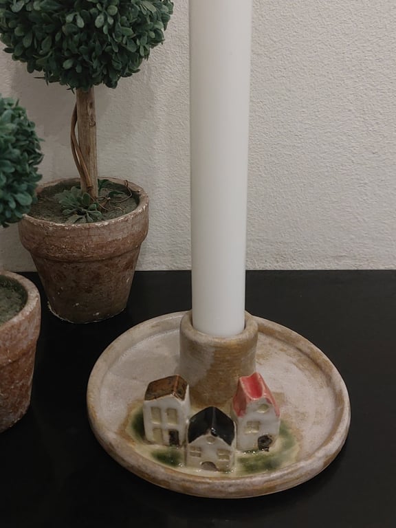 Lysestage med små huse  