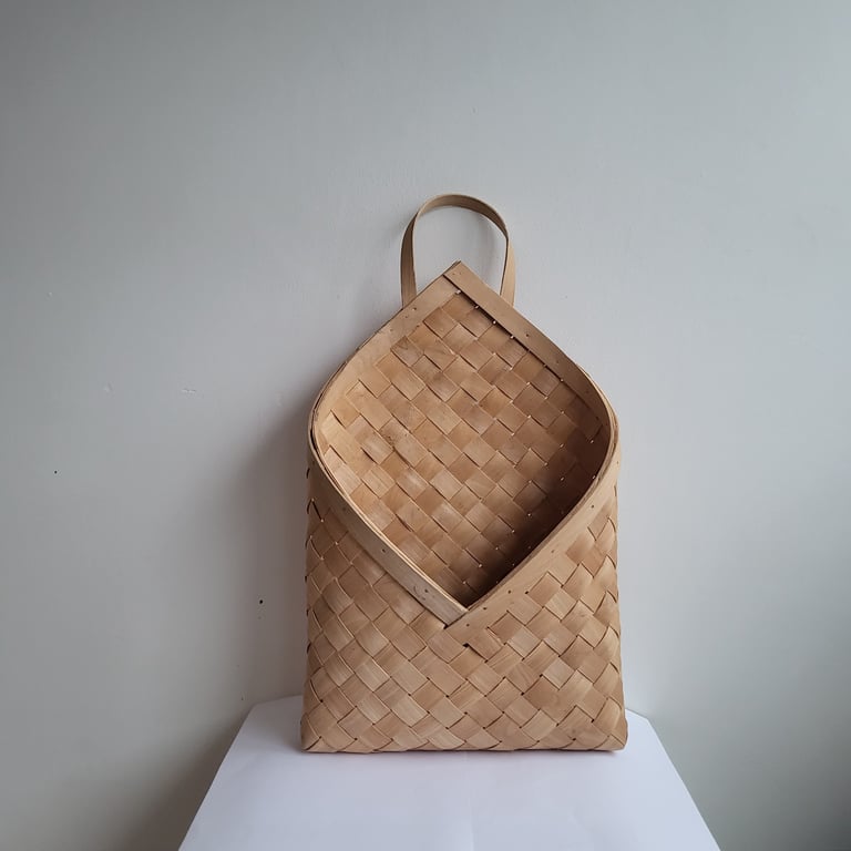 Håndlavet spånflet kurv til væggen