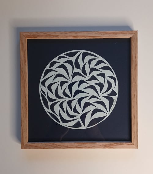 20x20cm papercut, blå, indrammet 