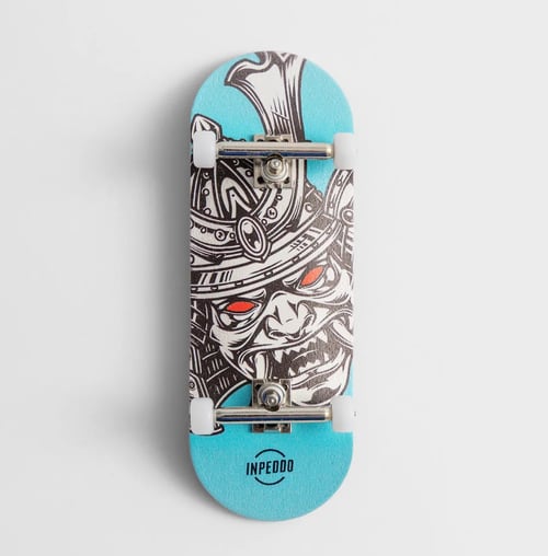 Et blå fingerboard med et grafisk motiv af en ondskabsfuld kriger med røde øjne og en hjelm, samt teksten "INPEDDO" i bunden. (1)