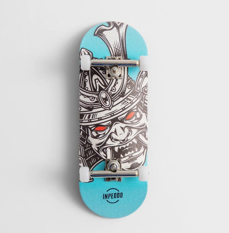 Et blå fingerboard med et grafisk motiv af en ondskabsfuld kriger med røde øjne og en hjelm, samt teksten "INPEDDO" i bunden.