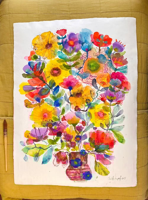 Brun stribet vase med blomsterhav