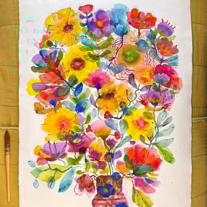 Brun stribet vase med blomsterhav – produktbillede