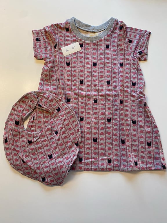 Kjole med korte ærmer og hagesmæk. Størrelse 74