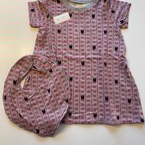 Kjole med korte ærmer og hagesmæk. Størrelse 74 – produktbillede