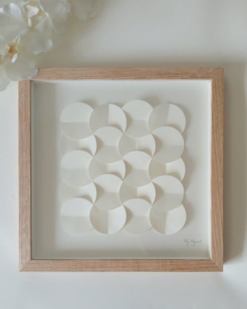 30x30cm, 3D papirværk. hvid, indrammet 