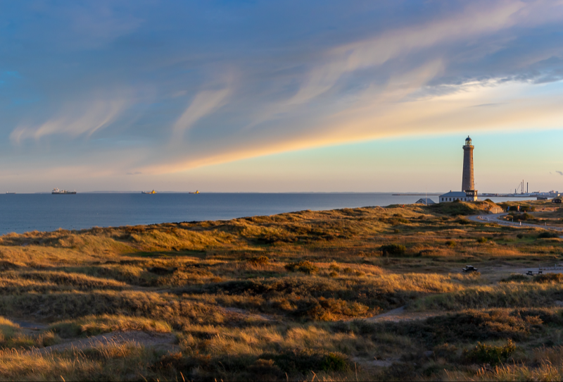 Flot himmel over det grå fyr i Skagen det er Frederikshavn man kan se bag skibene