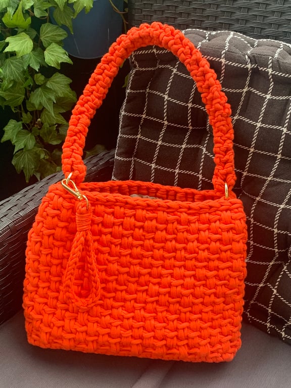 Orange taske i hæklet flet med tilhørende nøglering billede 2
