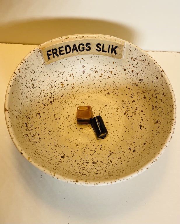 Keramik Skål med tekst -  Fredags slik billede 2