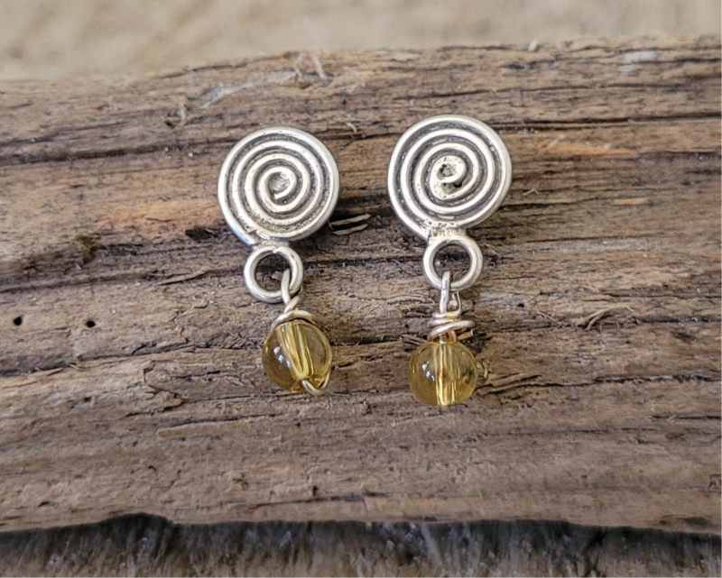 Gule krystal ørestikker.