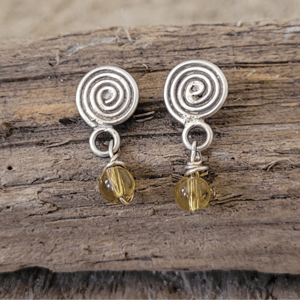 Gule krystal ørestikker. – produktbillede